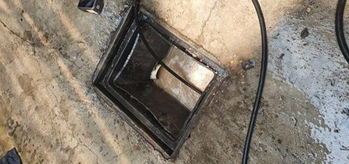 충북 하수구막힘 배수구 주변을 점검하고 배관 상태를 확인하는 과정