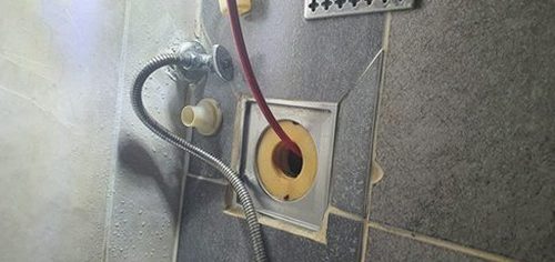 충북 하수구막힘 점검 뒤 배수 흐름과 주변 상태를 재확인하는 모습